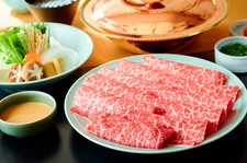 最高の肉質で柔らかくて甘みがあり、ジューシーな霜降りが特徴。
とろけるような食感が人気です。