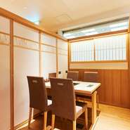 落ち着いた雰囲気の半個室が多数用意されており、大切な会食や接待、お祝いの席など、さまざまなシーンで利用できます。おいしい肉を味わいながらの会食は、自然と会話も弾むことでしょう。