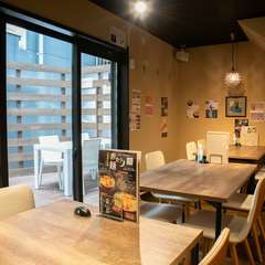 スタイリッシュさを醸し出す、白を基調とした店内