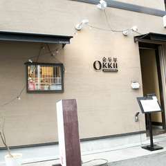 カフェテリアのような、オシャレでシンプルな看板が目印