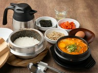 オリジナルの韓国調味料「タテギ」と牛骨スープが味の決め手『スンドゥブセット』