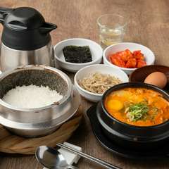 オリジナルの韓国調味料「タテギ」と牛骨スープが味の決め手『スンドゥブセット』