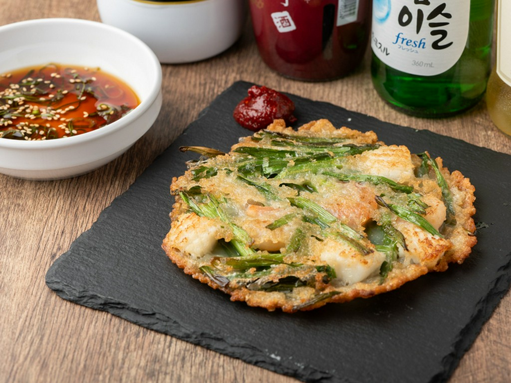 たっぷりのニラとシーフードがコラボレーション『海鮮チヂミ（辛味噌添え）』＜新福島店限定＞