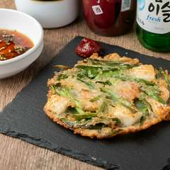 たっぷりのニラとシーフードがコラボレーション『海鮮チヂミ（辛味噌添え）』＜新福島店限定＞