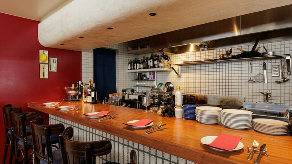 調理風景や店主とのやりとりも楽しめるカウンター席