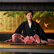 【#肉といえば松田】ではその日使用する肉をゲストに披露し、部位や熟成期間の説明を終えるとコースがスタートします。「さながら撮影会のようになります」という圧倒的なビジュアルに料理への期待が高まります。