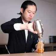 ドリンクの中で際立つシグネチャーカクテル。中でも福岡にある蔵元・篠崎が手掛ける樽熟成麦焼酎「朝倉」をつかった『朝倉マンハッタンクーラー』など地のものを大切にする福山氏の思いがカクテルにも表れています。