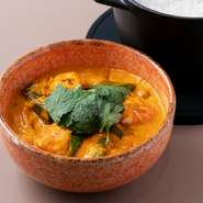 ポップアップでもおなじみ、【GohGan】のスペシャリテ。北海道産のズワイ蟹の旨みとスパイス使いが印象的なココナッツカレー。セットには福山氏オススメの『炊き立て白ごはん』（+550円）をどうぞ。