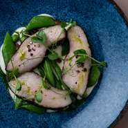 24時間じっくり低温で火入れしたゴアポークを軽く煮込んだ後に、香ばしく焼いた一品。フランス料理のテクニックを駆使したソースと、インド料理のスパイスが巧妙に絡み合う新鮮で上品なポークバーベキューです。