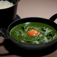 ガガン氏のスパイス使いが光るほうれん草たっぷりのカレー。ほうれん草の苦み・旨み・甘みと少し辛めのスパイスが絶妙に絡み合う。セットには福山氏オススメの『福岡産小麦を使ったパスタ』（+550円）をどうぞ。