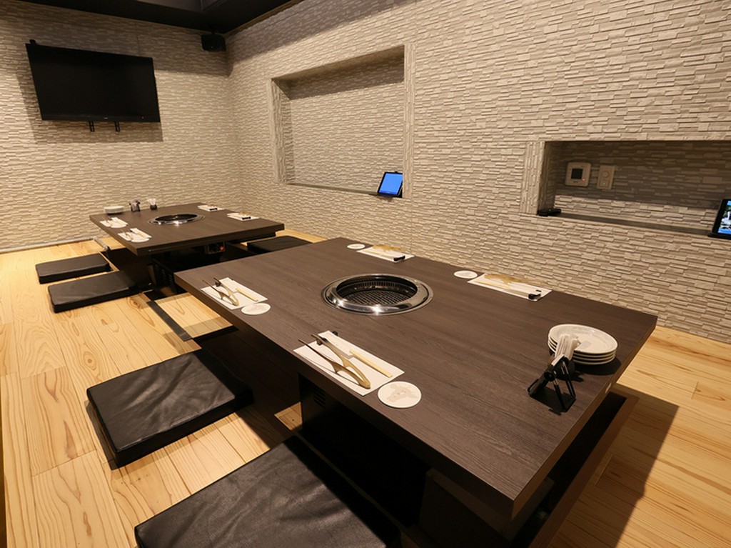 ビルの地下に広がるスタイリッシュな空間で贅沢な時間を過ごす