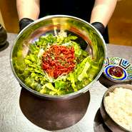 北海道の東、オホーツク海に面した知床半島。雄大な山々に囲まれた豊かな自然の中で無農薬の飼料で育った知床牛は、きめ細やかな肉質と脂の甘みが特徴。一度も冷凍せずに届けられる上質な肉の旨みを味わって。