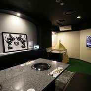 無煙ロースターを導入し、焼肉店ながら清潔感のある店内。落ち着いた雰囲気のテーブル席はもちろん、趣の異なる5つの個室も用意されています。キッズスペースがある個室は子ども連れのファミリーにオススメ。