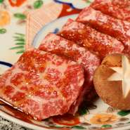 北海道が誇る「知床牛」はもちろん、ご飯には「ゆめぴりか」や「ななつぼし」を使用しています。旬の道産野菜や北海道の地酒を満喫できるのも、この店ならではのお楽しみ。じゃが芋や昆布の焼酎にもトライしてみて。