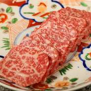 北海道が誇る知床牛を一頭買いするこちらのお店。店の名前を冠した自慢のカルビはその日のオススメ部位が提供され、価格以上のクオリティが人気。噛むほどに味わい深く、上質な肉の旨みを楽しめます。