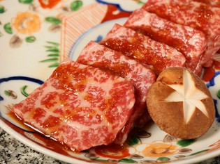 熟成1ヶ月。肉の旨みをいっそう引き立てる『自家製だれ』