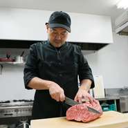 やわらかな肉の旨みと脂の甘みを存分に味わえる知床牛。北海道が誇るブランド牛を扱う林さんはその時々の肉の状態を慎重に見極め、細やかな仕事を施します。美しいサシが入った一皿に思わず心が躍ります。