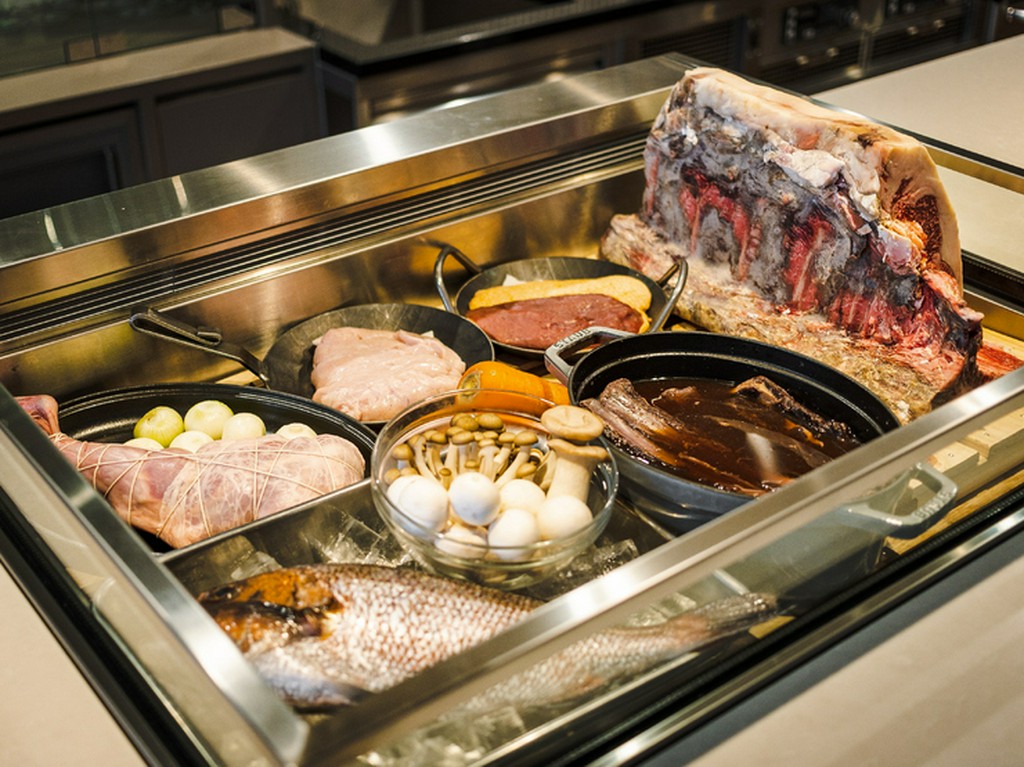 滋賀サカエヤの新保さんが手がけた牛肉を始め拘りの食材が並ぶ