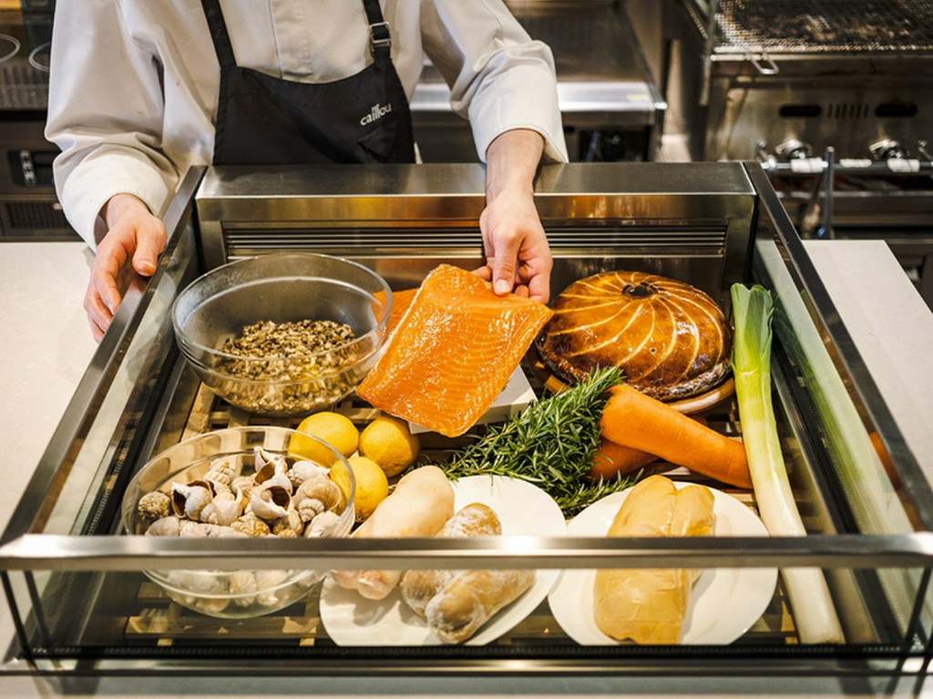 ショーケースの食材を見ながら食べたい料理をカスタマイズ