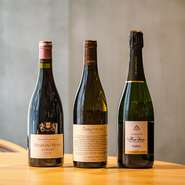 アラカルトがメインゆえ、ペアリングのコースはないが、頼めば、フランスを中心にヨーロッパ各国が揃うワインの中から料理に合わせセレクトしてくれる。グラスワインは赤白各４種以上を用意。990円～。