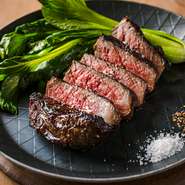 信頼する生産者から仕入れた肉を、料理人の個性に合わせて美味しく手当てする。そんな「ストーリーのある肉を使いたかった」とは安達シェフ。写真は鹿児島県産の経産牛。サーロインながら赤身の旨みを感じられる肉だ