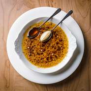 表面をキャラメリゼし、カリッとした食感と共に、フレンチならではの甘しょっぱい美味しさを演出。フォアグラによく合うリンゴのピュレとハチミツやオレンジジュース、スターアニスを煮詰めたものを添えている