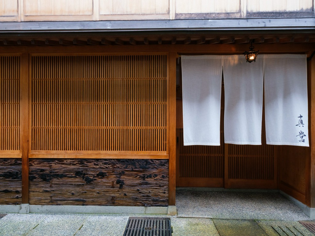 ひがし茶屋街に佇む、100年以上前の町屋建築の日本家屋にて