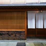 調度品や掛け軸、屏風には古美術を用いています。店内で、数百年前の美術館級の器を感じられるのも魅力。カウンターには2000年前の神代木が使われ、その歴史と趣きが空間全体に深い落ち着きと格式を与えています。