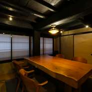 店内には、6席のカウンター個室と、4席のテーブル個室がそれぞれ1組ずつ用意されています。相席はなく、ほかの気配を感じることのない設え。1日1組限定の案内としており、静かな環境が保たれています。