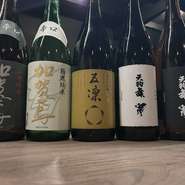白山の清冽な水で仕込まれた酒は体に染み渡るような優しい味わい。加賀百万石の文化が息づく金沢の酒は海の幸や郷土料理と調和します。石川の酒蔵から取り寄せた日本酒を、この地ならではの恵みと心ゆくまで堪能。