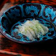 能登から直送される活魚を神経締めしたのち、短時間熟成しています。写真は一例、虎魚（オコゼ）のお造り。透き通るような身は見た目にも美しく、もっちりとした食感と雑味のない澄んだ味わいが広がります。