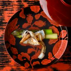 軟水の自然湧水を用い、香り高く澄んだ味わいの『お吸い物』