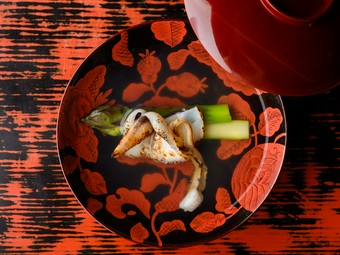 軟水の自然湧水を用い、香り高く澄んだ味わいの『お吸い物』