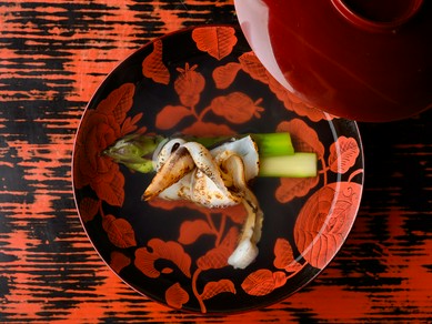 軟水の自然湧水を用い、香り高く澄んだ味わいの『お吸い物』