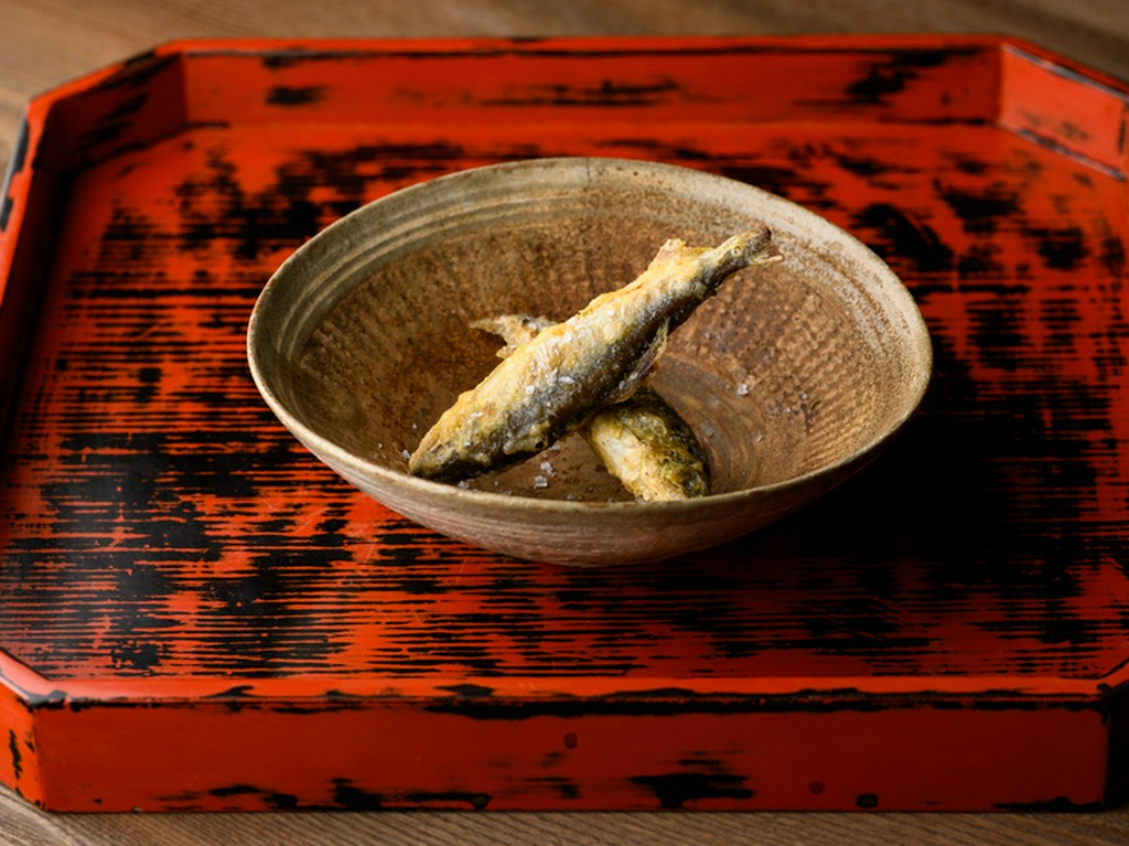 鮎本来の滋味を余すことなく堪能できる『鮎の薄衣の天ぷら』
