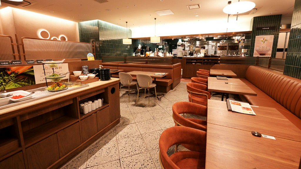 落ち着いた照明と洗練されたインテリアが、居心地の良さを演出