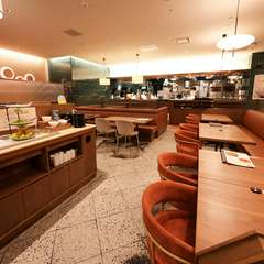 落ち着いた照明と洗練されたインテリアが、居心地の良さを演出