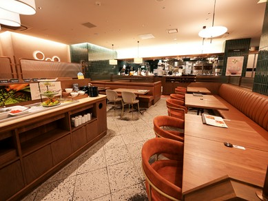 落ち着いた照明と洗練されたインテリアが、居心地の良さを演出