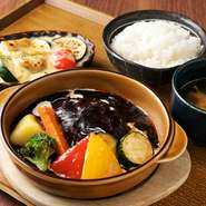 満足感のある定食として多彩な味のバリエーションを提供『［選べる］ハンバーグ定食』