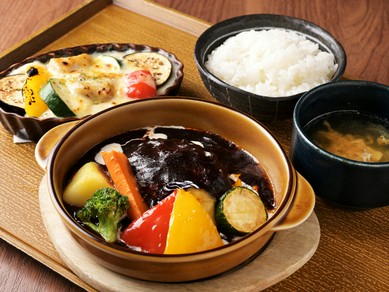 満足感のある定食として多彩な味のバリエーションを提供『［選べる］ハンバーグ定食』