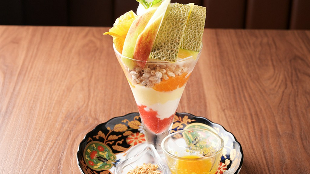 季節の果実とソフトを、ソースやナッツで自由にアレンジ『季節のフルーツパフェ（ミックス）』