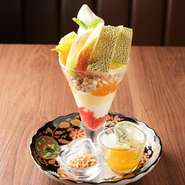 季節の果実とソフトを、ソースやナッツで自由にアレンジ『季節のフルーツパフェ（ミックス）』