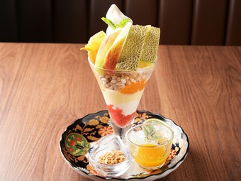季節の果実とソフトを、ソースやナッツで自由にアレンジ『季節のフルーツパフェ（ミックス）』