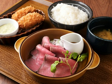 シンプルながらも工夫された定食で、食事を楽しめる『［選べる］あいち牛のローストビーフ定食』
