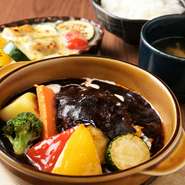 肉のコクとソースが溶け合う、手間暇かけた『自家製ハンバーグ』