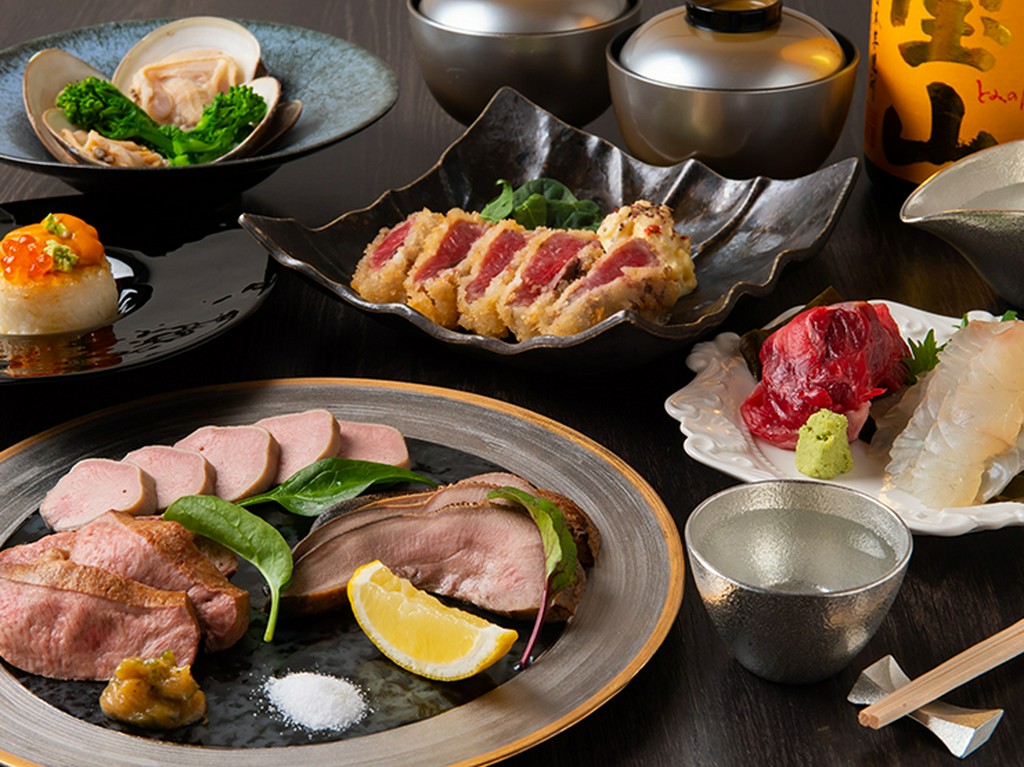 コース料理は旬の食材や名物のタン料理、まぐろ料理を楽しめます