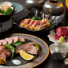 コース料理は旬の食材や名物のタン料理、まぐろ料理を楽しめます