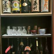 どのお酒も料理人が試飲しながら仕入れています。そのため、お酒の味も、料理と相性の良いお酒も1つ1つ確認。お酒選びに迷うようなときには、好みの味を伝えてみてください。