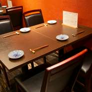 店主が各席でつくる『水炊き』を始め『鶏刺し』や『馬刺し』など、さまざまな料理が揃います。もてなしたい人数が増えても、テーブル席であれば10名まで一度に座ることが可能。