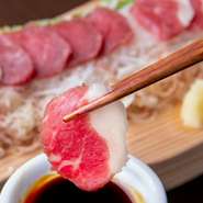 馬肉は、熊本の古閑牧場より直送されています。古閑牧場では、馬の出産から出荷まで自社で完結。肥育過程では、飼料や環境も徹底していることから、おいしい馬肉を楽しめます。